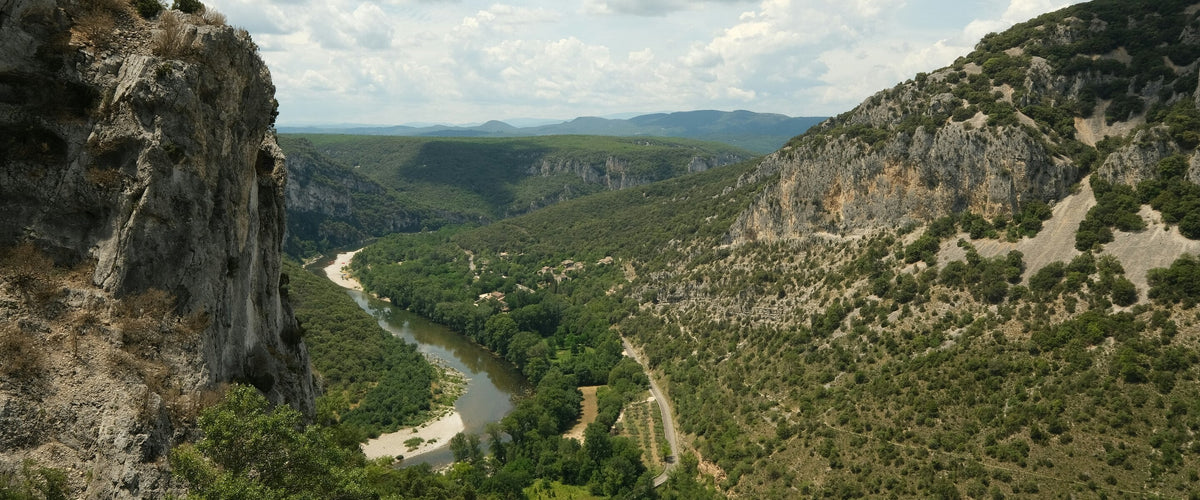 Weine aus der Ardèche: Schlucht mit Fluss, Ardèche