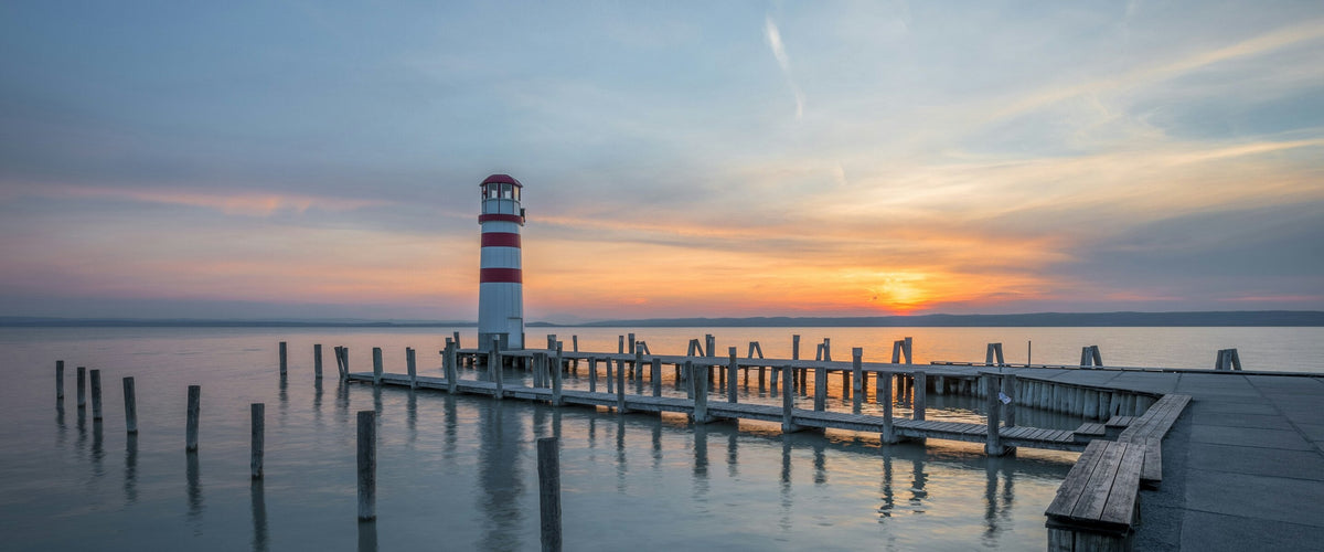 Weine aus dem Burgenland: Leuchtturm von Podersdorf am Neusiedler See im Abendrot