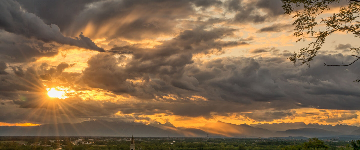 Weine aus dem Friaul: Sonnenuntergang über Buttrio, Kirchturm und Ebene unten