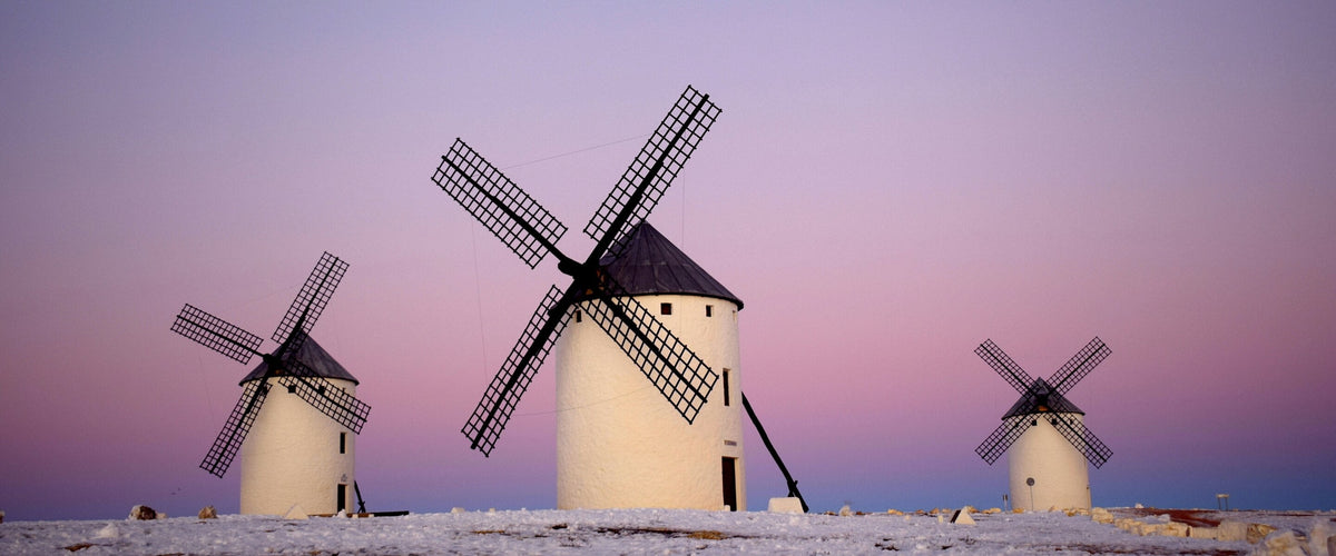 La Mancha: Windmühlen im Abendrosa