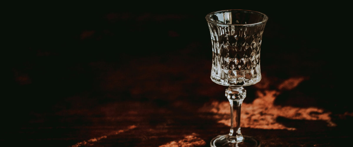 Likör: Kristall-Likörglas vor Dunkel