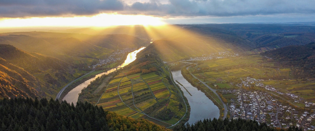 Mosel: Moselschleife im Sonnenlicht