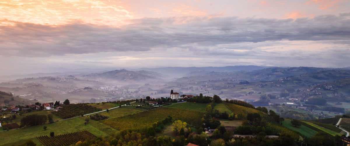 Weine aus dem Piemont: Langhe-Hügel im Morgenrot