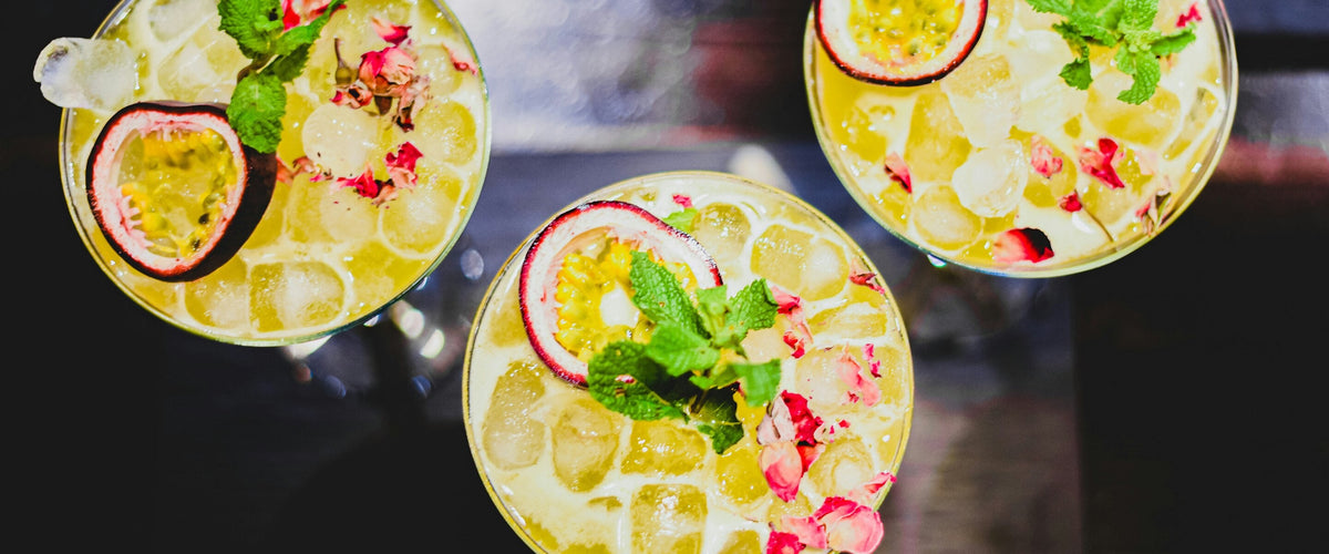 Punch Club: Cocktails mit Passionsfrucht und Minze von oben