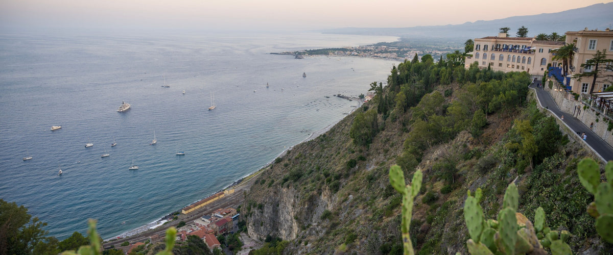 Sizilien: Küste bei Taormina, Ätna im Dunst
