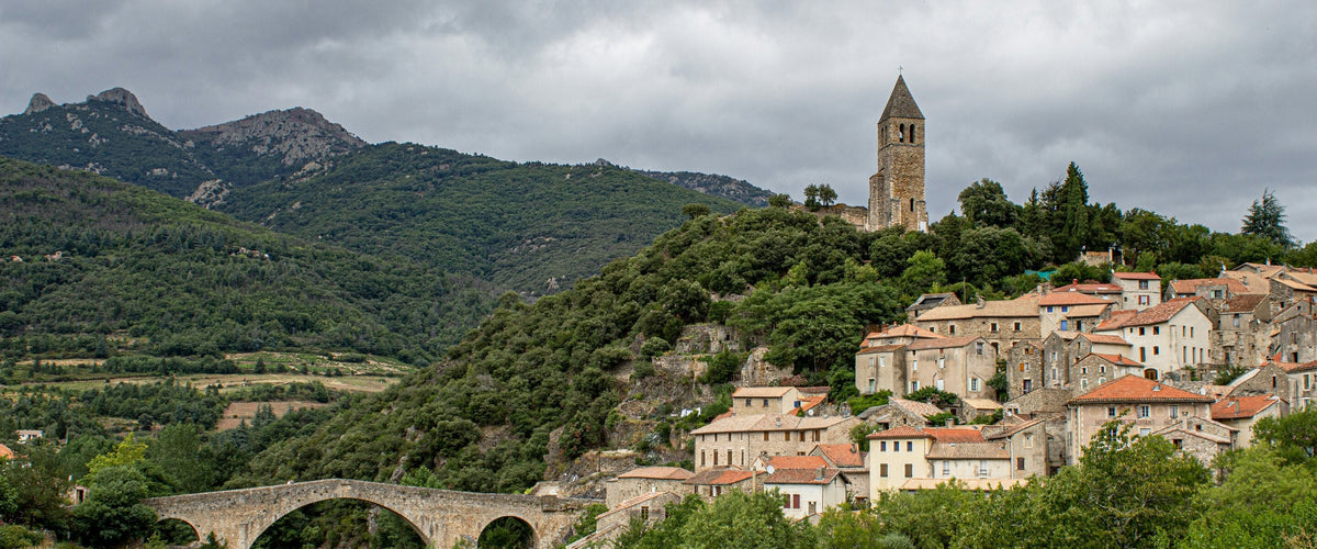 Vignobles Vellas: Dorf mit Kirchturm
