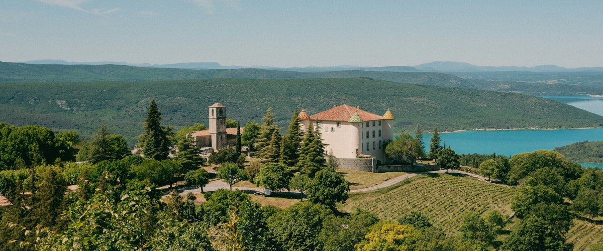 Südfrankreich: Schloss Aiguines über dem Lac de Sainte-Croix, Provence
