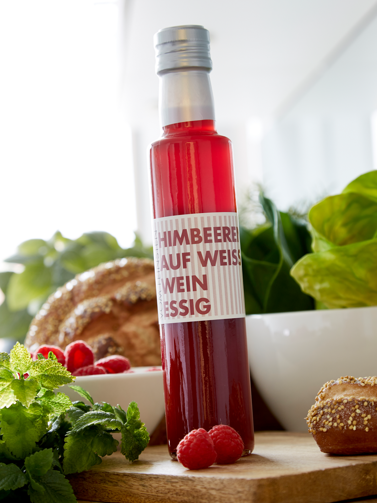 Flasche Himbeeren auf Weißweinessig mit frischen Himbeeren, Brot und Salat