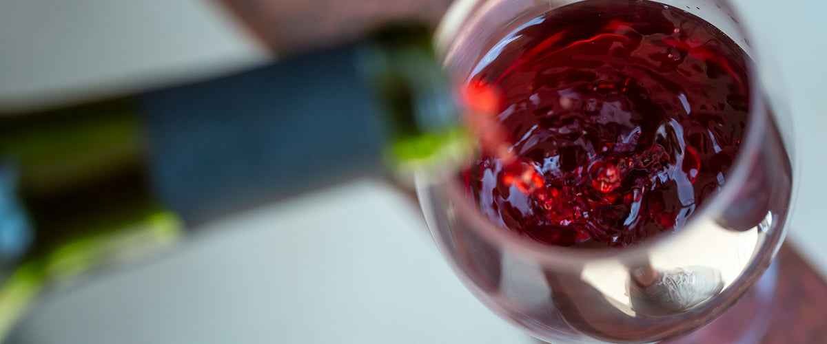 Cuvée-Weine: Rotwein wird von oben ins Glas geschenkt
