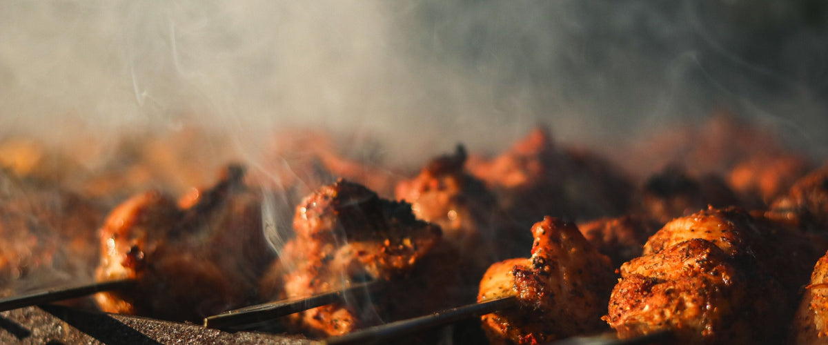 Wein zu Geflügel: Hähnchenspieße auf dem Holzkohlegrill im Rauch, Glut darunter