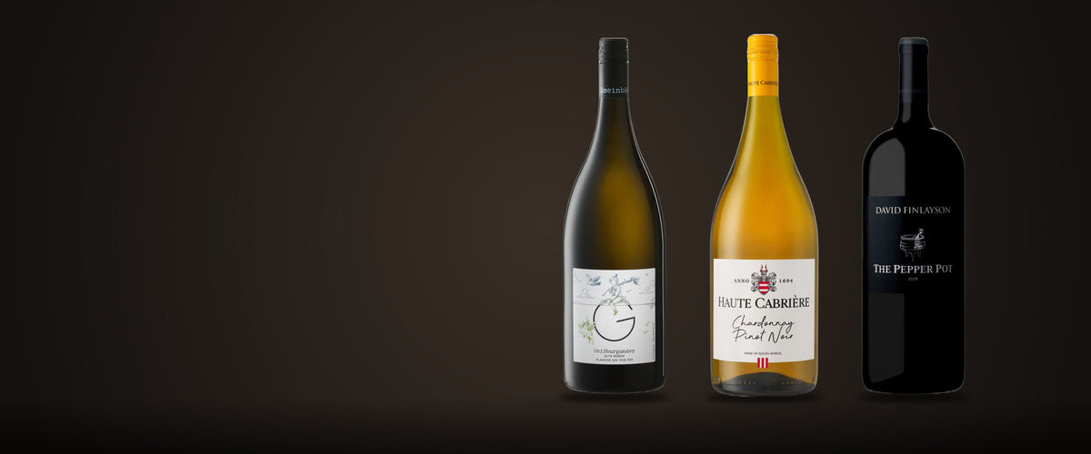 Drei Magnumflaschen mit 1,5 Litern nebeneinander auf dunklem Grund: Weißwein, Chardonnay-Pinot-Noir und Rotwein