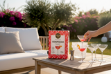 Punch Club Cosmopolitan 1,5-L-Box mit Cocktailgläsern auf einem Terrassentisch