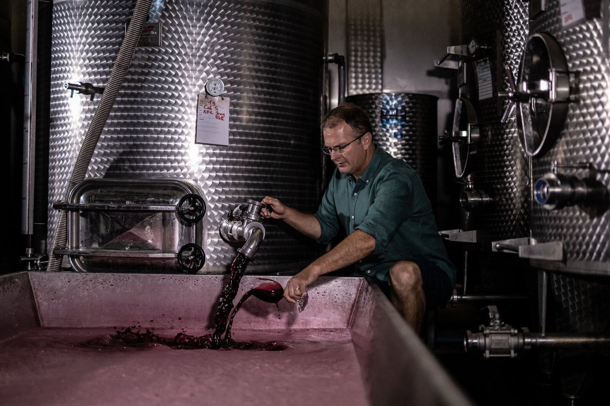 David Finlayson bei der handwerklichen Weinbereitung