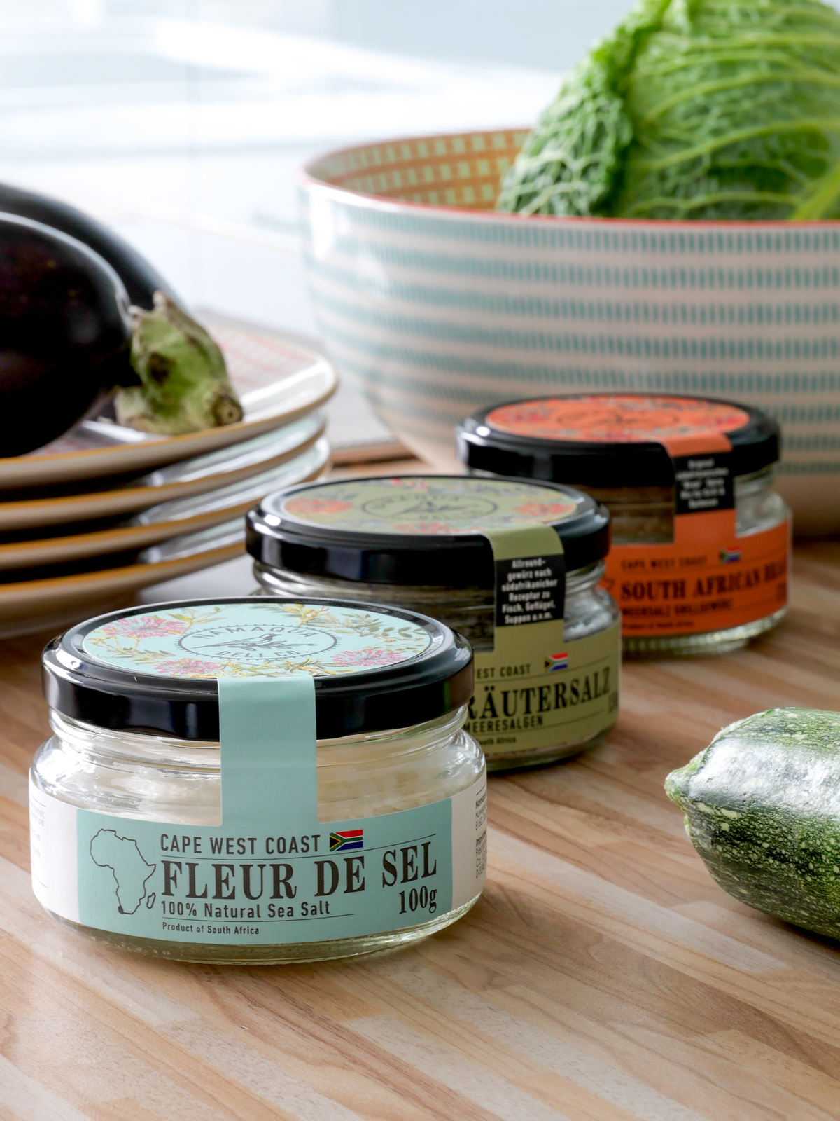 Gläser Cape West Coast Fleur de Sel und Kräutersalz in einer Küche mit Gemüse