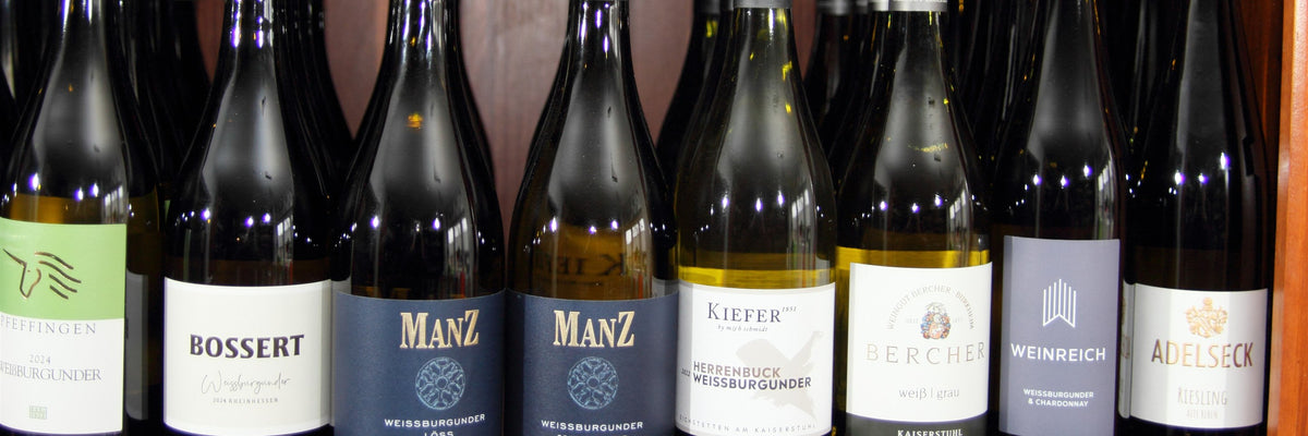 Weinregal im Weinkontor Bastert mit Weißweinen von Bossert, Manz, Kiefer, Bercher, Weinreich und Adelseck