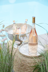Flaschen Domaine La Croix Belle Le Champ de Grillons Rosé im Weinkühler vor blauem Himmel