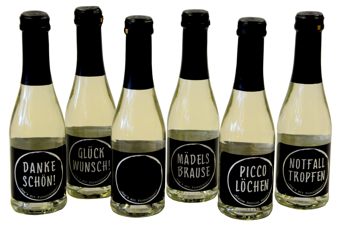 Sechs Piccolo-Flaschen Perlwein von Vom Feinsten nebeneinander mit den Etiketten Dankeschön, Glückwunsch, Mädelsbrause, Piccolöchen und Notfalltropfen