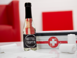 Piccolo-Flasche Perlwein Notfalltropfen von Vom Feinsten vor einem Erste-Hilfe-Koffer