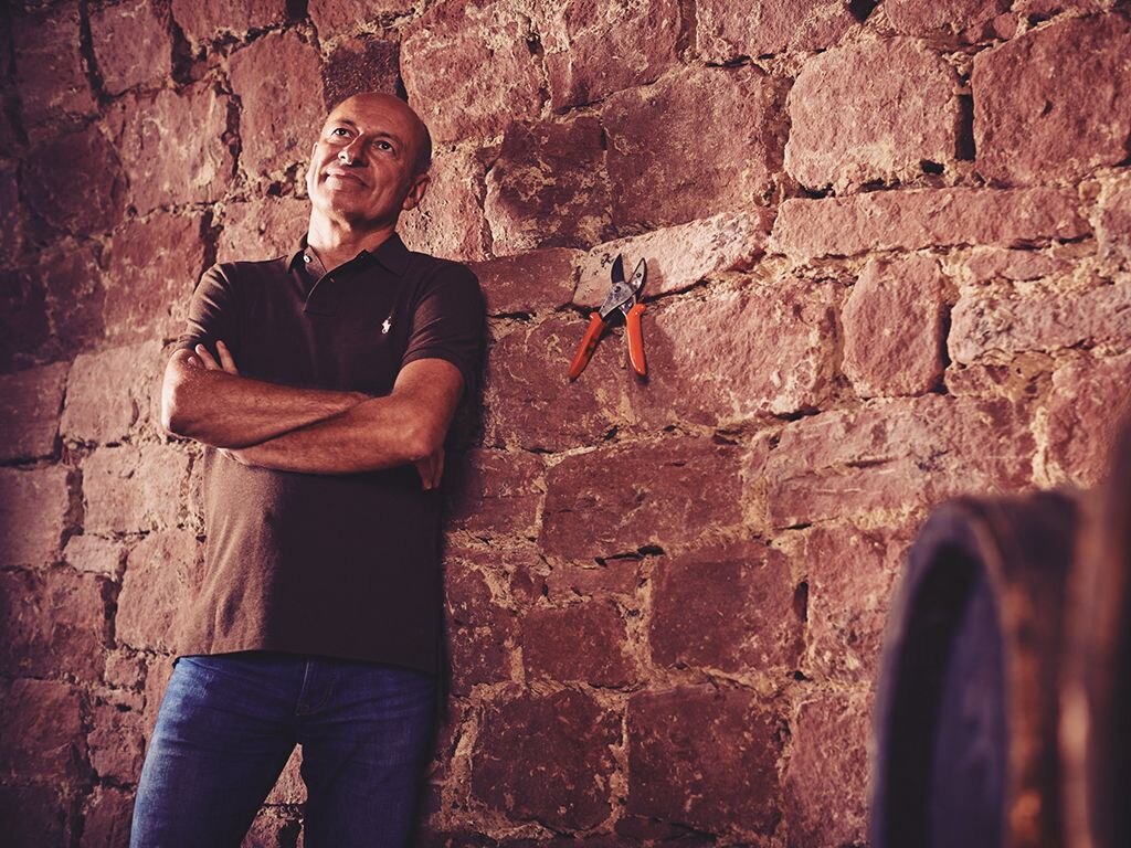 Ralf Köth vor einer Bruchsteinwand im Keller
