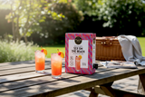 Punch Club Sex on the Beach 1,5-L-Box mit zwei Gläsern auf einem Gartentisch