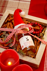 Piccolo Wintersecco mit Zimt und Nelke von Vom Feinsten mit Weihnachtsmütze in einer Holzkiste mit Zimtstangen