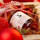 Wintersecco mit Zimt und Nelke von Vom Feinsten mit rot-weißer Schleife zwischen roten Christbaumkugeln